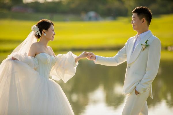 草坪婚纱照这样拍，大气不踩雷~