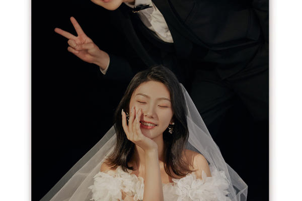 出片率超高的室内纯色婚纱照，简约耐看