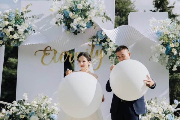纯洁浪漫户外婚礼