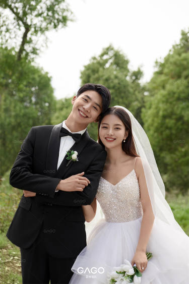 我也不想发朋友圈呀 可这是夏日限定的婚纱照呀