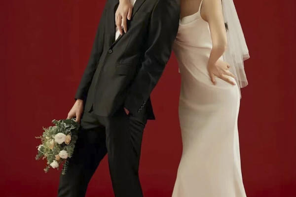 纯色背景俏皮婚纱照