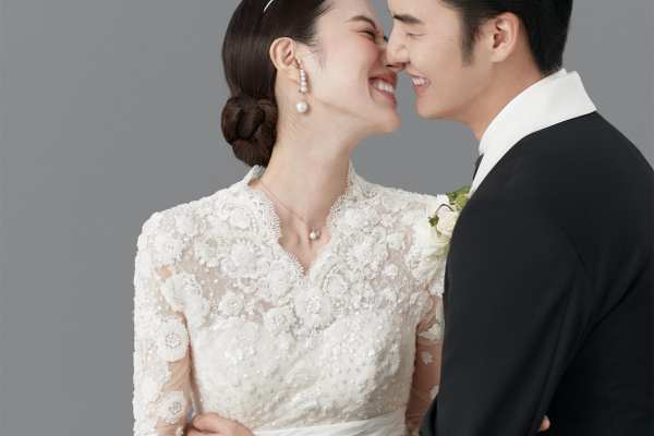 女士无法抗拒的重工高定刺绣婚纱照