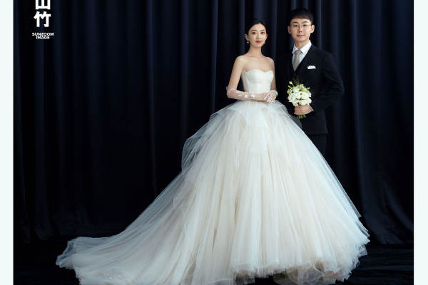 白色婚纱，犹如爱情一般，纯洁不容污蔑。
