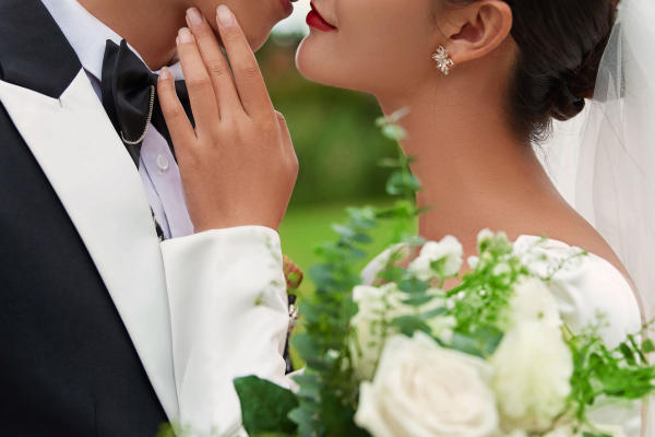高尔夫草坪婚纱照