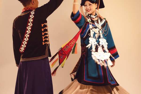 新款彝族服装婚纱照