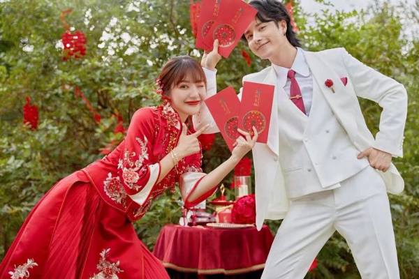 户外草坪中式喜嫁风婚纱照