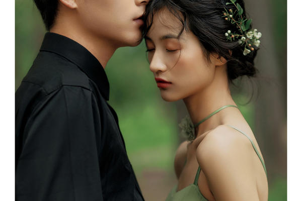 在挑选风格婚纱照的姐妹们看过来
