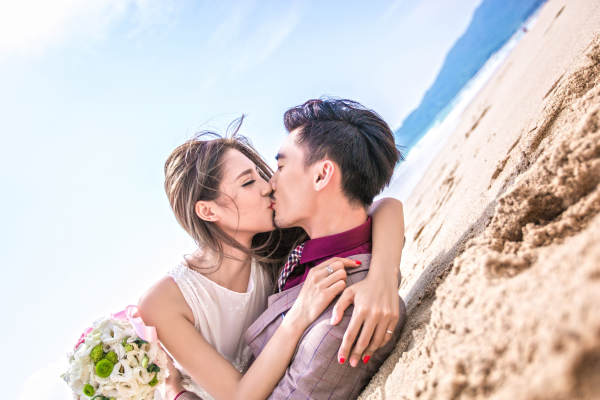 穿着婚纱去旅行