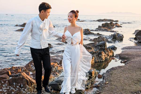 日落海边婚纱照