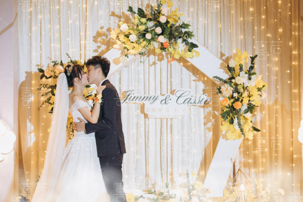 暖黄色婚礼布置，温馨活泼—喜若婚礼定制
