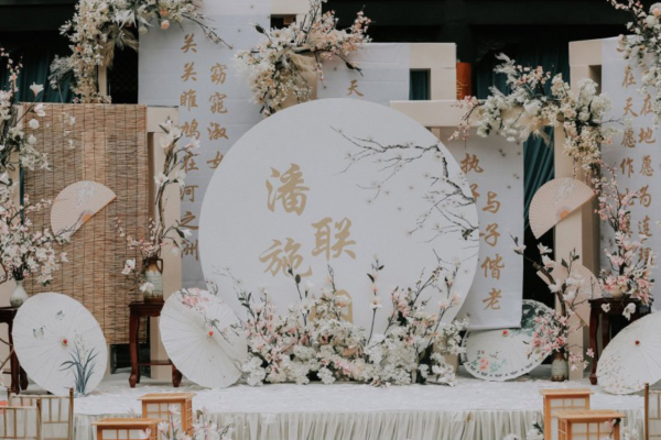 桃之夭夭，灼灼其华