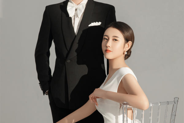 高级甜蜜的光影高定婚纱照|室内婚纱照