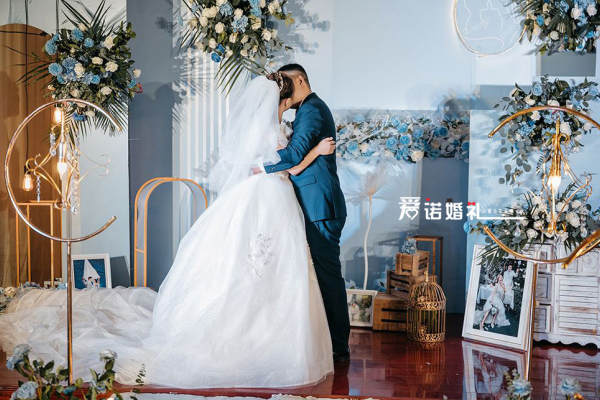 室内莫兰迪雾霾蓝小清新简约婚礼