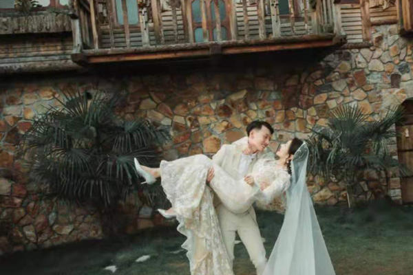 在逃公主婚纱照