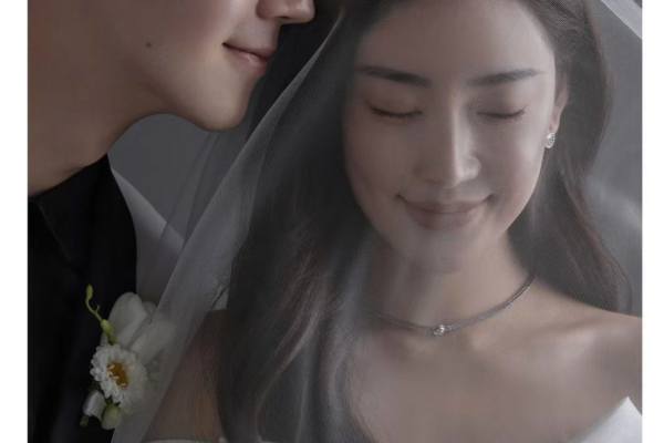 室内自己结婚的婚纱能够让你幸福快乐