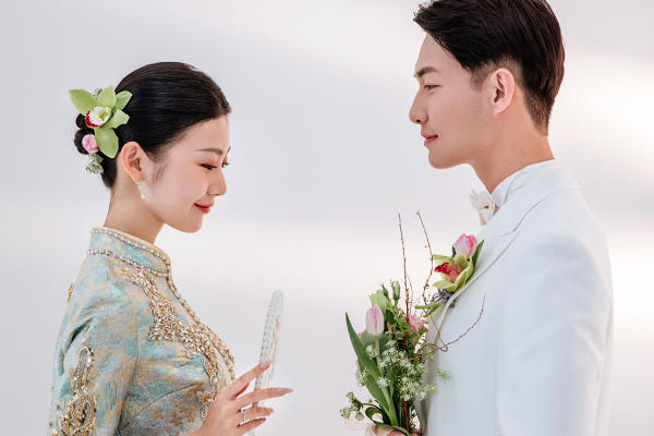 将“新中式的俏皮”藏进了婚纱照