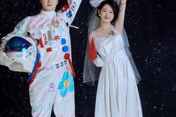 解锁全网爆火的宇航员婚纱照