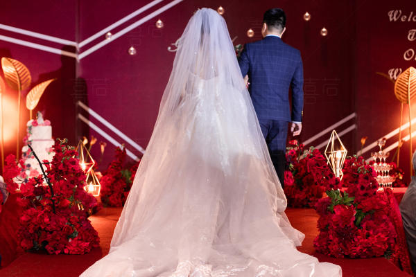 小预算酒红色婚礼布置—喜若婚礼定制