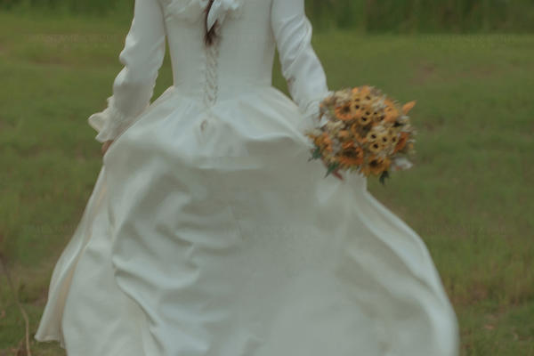 温柔到骨子里的森系油画风婚纱照 谁拍谁美!