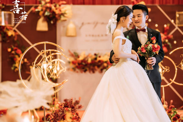酒红轻奢布置+四大金刚+婚纱礼服-22888元