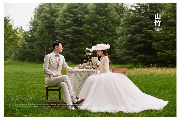 轻盈朦胧的婚纱撞上绿丛，仿佛经历着“初恋”的爱情
