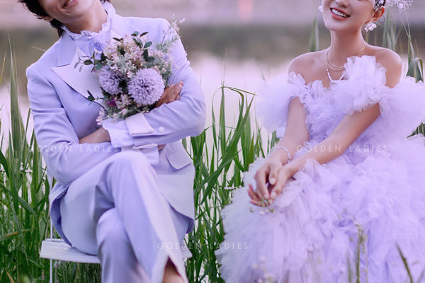 湖边拍的婚纱照超级浪漫_