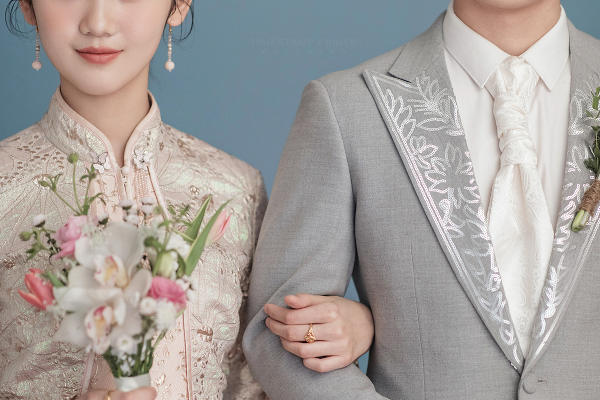 一眼万年的新中式秀禾服婚纱照 恰到好处的精致！