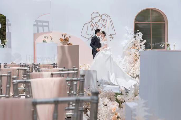 室外小清新粉色白色ins风全场吊顶婚礼欣赏