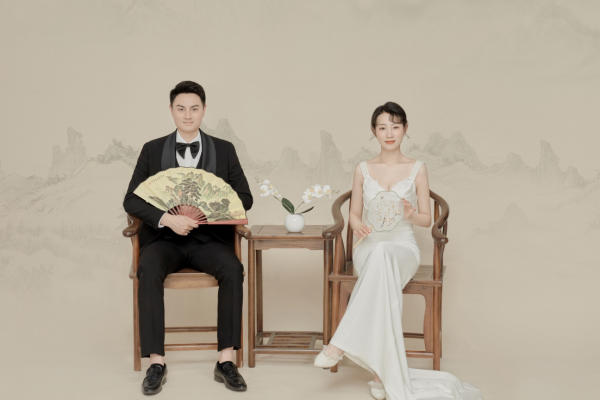 淡雅静谧的工笔画婚纱照