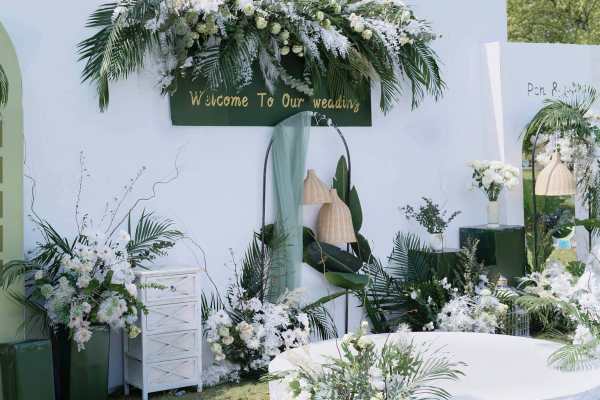 白绿小清新简约草坪婚礼