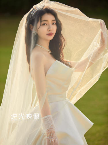 这个夏天，一定要拍一套大气草坪婚纱照