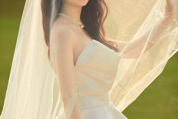 这个夏天，一定要拍一套大气草坪婚纱照