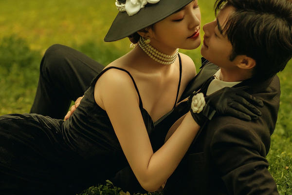 草坪赫本风婚纱照，满满的高级感