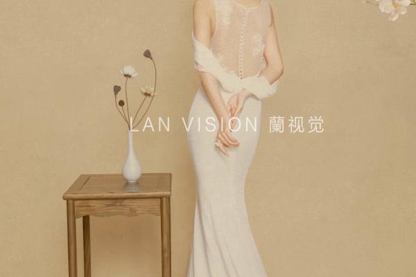 古韵工笔画碰撞西式礼服，简约古典美