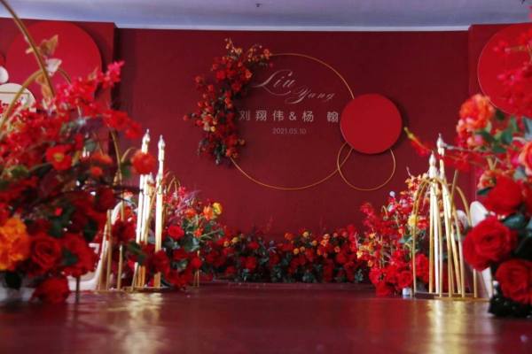 红色现代简约小预算酒店婚礼
