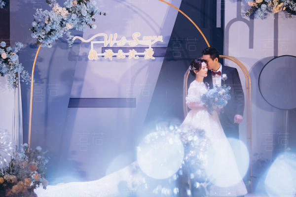 雾霾蓝搭配深海，舞台吊顶布置—喜若婚礼定制