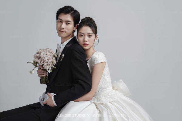 质感与高级感并存的室内极简婚照