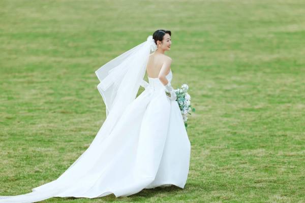 【浪漫草坪】现代经典婚纱摄影