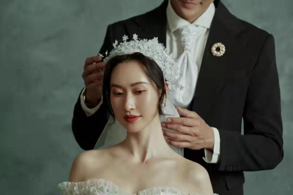 油画室内婚纱照样片