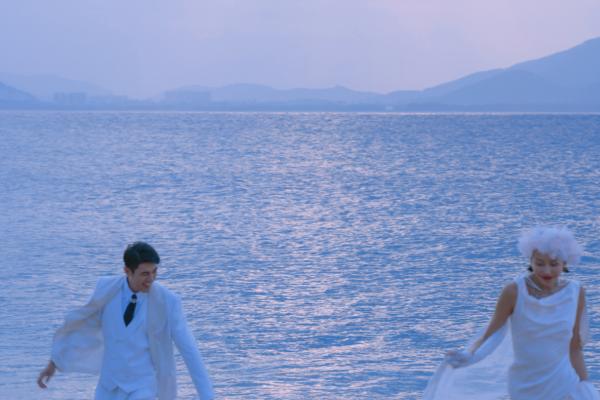 踩沙滩听海浪和你晒月光