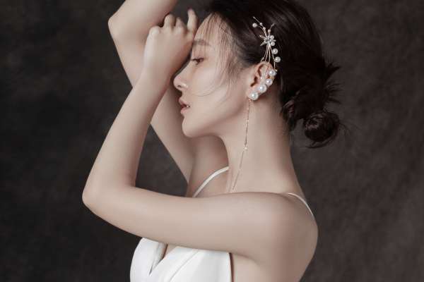 纯色婚纱照简约风