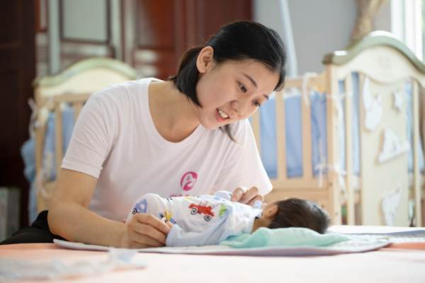 白班育婴师