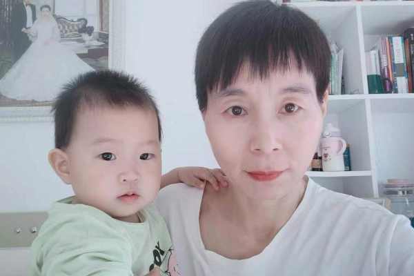育儿嫂 育婴师