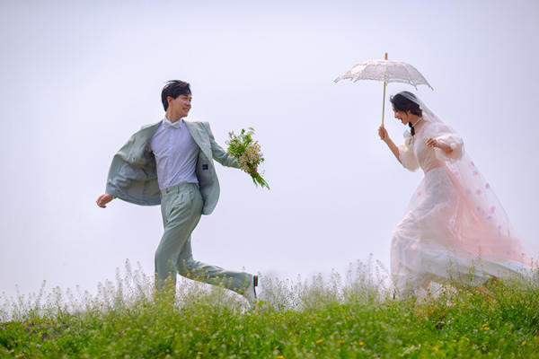 【森系小确幸】小清新热选婚纱照+大牌礼服草坪婚纱照