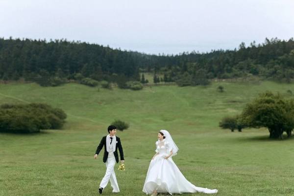 【清新纪实草坪婚纱照】