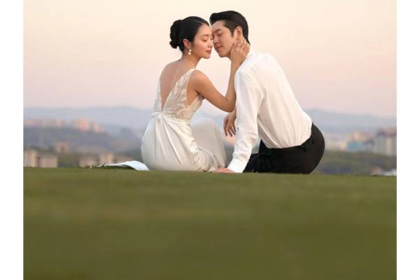 JUJIAO & 唯美室外草坪风婚纱照