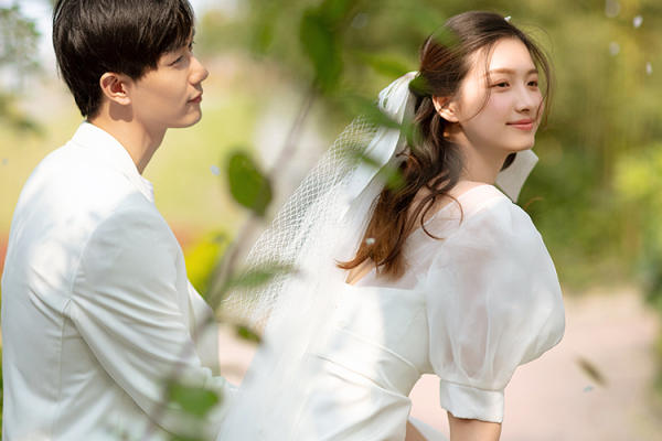 【森系小确幸】小清新热选婚纱照+大牌礼服草坪婚纱照