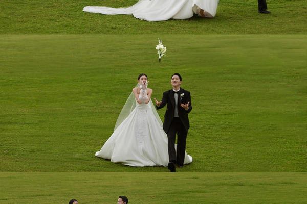 美到犯规的深圳草坪婚纱照 坠入心动陷阱