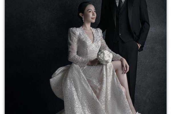 高定系列｜贵族公主的室内主纱婚纱照👰 ▫ 目之所及的是精致奢华的重工婚纱 ▫ 是两个人之间充满故事的浪漫情感💗 ▫ 这才是适合所有新人的高级感室内婚纱照