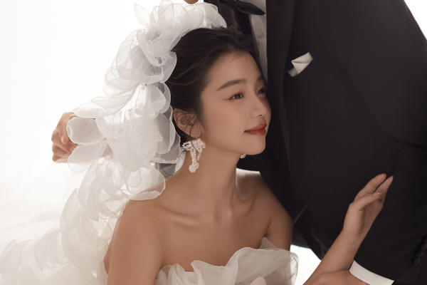 心动了💓室内极简山茶花风婚纱照谁不爱